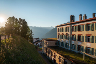 Die Schatzalp war einst ein Luxussanatorium für die Behandlung von Lungentuberkulose. © Schweiz Tourismus/André Meier Hinteransicht der Schatzalp in Davos mit Sonnenaufgang