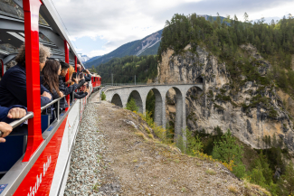 Der Viaduktshuttle am Landwasserviadukt (© RhB) Der Viaduktshuttle am Landwasserviadukt