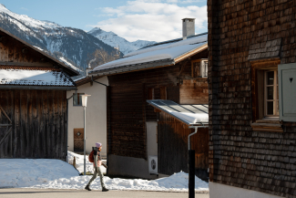 Person auf der Winterweitwanderung Via Mundaun in Vella