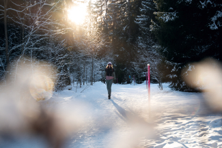 Person auf der Winterweitwanderung Via Mundaun