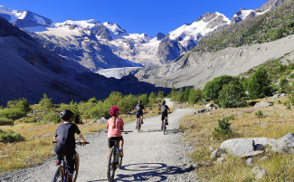 Auf dem Bike Richtung Gletscher Kinder fahren mit Bikes Richtung Gletscher durch alpines Tal