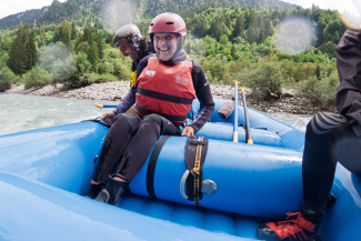 Lachende Person beim River Rafting im Schlauchboot. Lachende Person beim River Rafting im Schlauchboot.