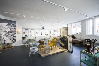 Ausstellung im Medizinmuseum Davos Klosters (Foto: © GRF, Marco Hartmann) Blick in das Medizinmuseum Davos Klosters mit historischen Objekten, alten Fotos und Infotafeln zur Geschichte der Medizin und Sanatorien.
