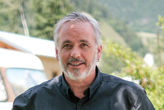 Ivan Zangerle, Eigentümer des Camping Muglin in Müstair (Fotoquelle: Camping Muglin AG) Porträt von Ivan Zangerle, Eigentümer des Camping Muglin in Müstair, im Freien aufgenommen