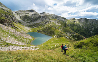 Zwei Wanderer oberhalb des herzförmigen Bergsees Lagh da Calvaresc