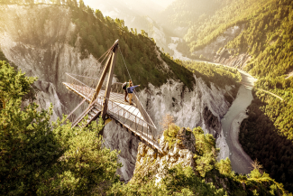 Zwei Personen stehen auf der Aussichtsplattform «Il Spir» über der Rheinschlucht