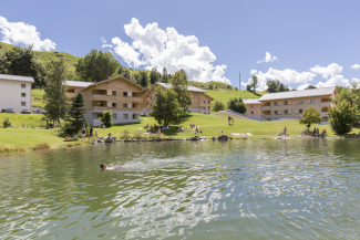Badesee im Pradas Resort in Brigels Badesee im Pradas Resort in Brigels