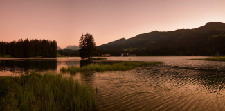 Der Heidsee eingebettet inmitten des Hochtals in der Lenzerheide (Foto: © Stefan Schlumpf) Der Heidsee eingebettet inmitten des Hochtals in der Lenzerheide (Foto: © Stefan Schlumpf)