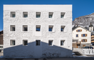 Das Gelbe Haus Flims (© Dominik Gehl) Das Gelbe Haus Flims (© Dominik Gehl)