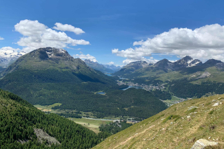 Muottas Muragl bietet eine atemberaubende Sicht auf die Engadiner Seenplatte. (Foto: © Graubünden Ferien / Marco Hartmann) Muottas Muragl bietet eine atemberaubende Sicht auf die Engadiner Seenplatte. (Foto: © Graubünden Ferien / Marco Hartmann)