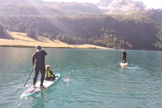 Stand-up-Paddeln auf dem Silvaplaner See (Foto: © Graubünden Ferien / Marco Hartmann) Stand-up-Paddeln auf dem Silvaplaner See (Foto: © Graubünden Ferien / Marco Hartmann)