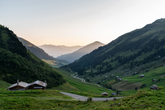 Abendstimmung in den Bergen: Aussicht vom Berghaus Sulzfluh ins Partnuntal. (Foto: © Thalia Wünsche) Abendstimmung in den Bergen: Aussicht vom Berghaus Sulzfluh ins Partnuntal. (Foto: © Thalia Wünsche)