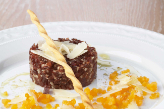 Bündnerfleisch-Tatar mit süsssaurem Kürbis (Foto: © Dave Brüllmann) Bündnerfleisch-Tatar mit süsssaurem Kürbis