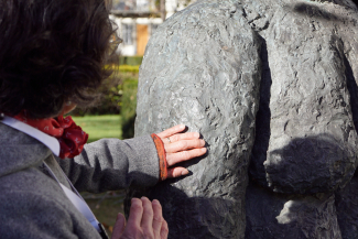 Sanfte Berührungen auf rauem Stein – das «grosse Weib» bewegt Monica Andreoli. (Foto: Dario Brazerol) Sanfte Berührungen auf rauem Stein – das «grosse Weib» bewegt Monica Andreoli. (Foto: Dario Brazerol)