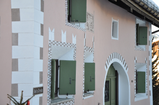 Neueres Haus mit Sgraffito in Celerina (Bild: Franco Furger) Neueres Haus mit Sgraffito in Celerina (Bild: Franco Furger)