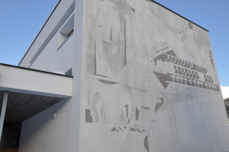 Moderne Sgraffito-Kunst von Giuliano Pedretti am Schulhaus von Samedan (Bild: Franco Furger) Moderne Sgraffito-Kunst von Giuliano Pedretti am Schulhaus von Samedan (Bild: Franco Furger)