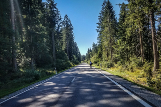 Susi Kraft unterwegs auf dem Rennrad in Graubünden