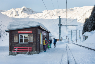 Los gehts am Bahnhof von Tschamut (Foto: © Nico Schaerer) Bahnhof von Tschamut