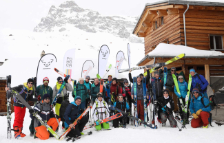 Gruppenfoto der Teilnehmenden eines Kurses für Skitouren-Anfänger in St. Antönien (Foto: © Martin Hoch)
