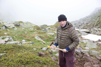 Oliver Zwahlen auf der Suche nach Bergkristallen (Foto: © Oliver Zwahlen) Oliver Zwahlen auf der Suche nach Bergkristallen