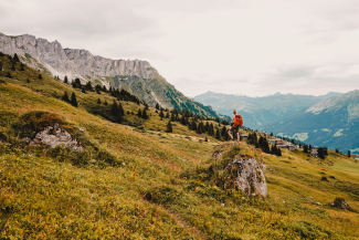 Carolin Steig hiking in front of the Gross Tärzanella near Klosters (Photo: Martin Merten) Carolin Steig hiking in front of the Gross Tärzanella near Klosters (Photo: Martin Merten)