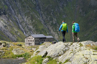 Wanderer vor der Terrihütte (Foto: © Graubünden Ferien, Ben Wiesenfarth) Wanderer vor der Terrihütte (Foto: © Graubünden Ferien, Ben Wiesenfarth)
