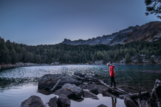 Magical silence at Lagh da Saoseo – one of the most beautiful mountain lakes in Graubünden (Photo: © Christiane Setz-Müller & Moritz Müller) Person on the shore of Lagh da Saoseo in the autumn evening light