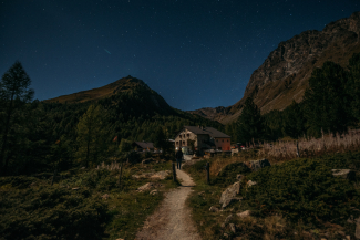 Nighttime atmosphere at Rifugio Alpe Campo in the Val di Campo – a perfect retreat surrounded by nature (Photo: © Christiane Setz-Müller & Moritz Müller) Rifugio Alpe Campo in the Val di Campo at night under a clear starry sky