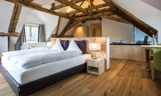 Eines der stilvollen Zimmer im Hotel Meisser. (Foto: © Hotel Meisser / Daniel Zangerl) Eines der stilvollen Zimmer im Hotel Meisser