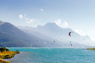 Kitesurfen im Engadin (Foto: © Engadin St. Moritz Tourismus, Filip Zuan) Kitesurfen im Engadin (Foto: © Engadin St. Moritz Tourismus, Filip Zuan)
