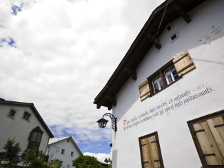 Rätoromanische Inschrift bei Haus in Feldis