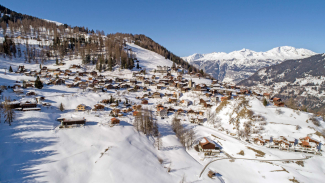 Il villaggio montano di Tschiertschen in inverno (Foto: © Grigioni Vacanze / Marco Hartmann)