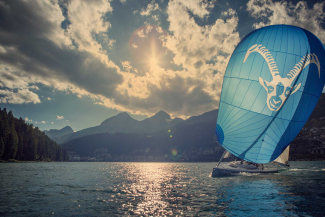 Segler auf dem Silvaplanersee (© Engadin St. Moritz Tourismus, Filip Zuan) Segler auf dem Silvaplanersee (© Engadin St. Moritz Tourismus, Filip Zuan)