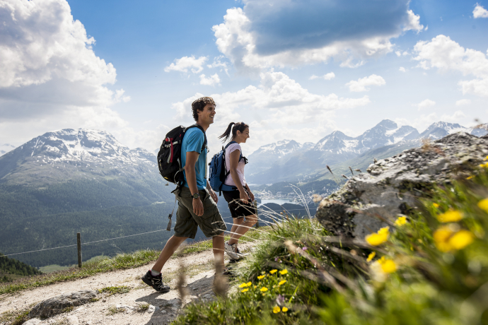 Zwei Wanderer auf Muottas Muragl Zwei Wanderer auf Muottas Muragl