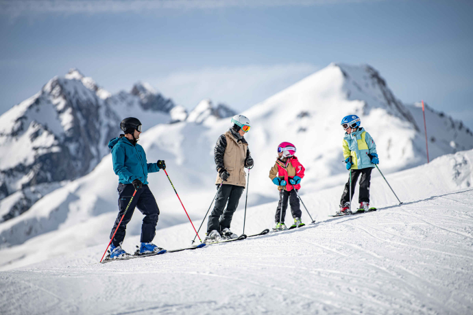 Family skiing in Brigels (Photo: © Surselva Tourismus AG, Dani Ammann) Family skiing in Brigels