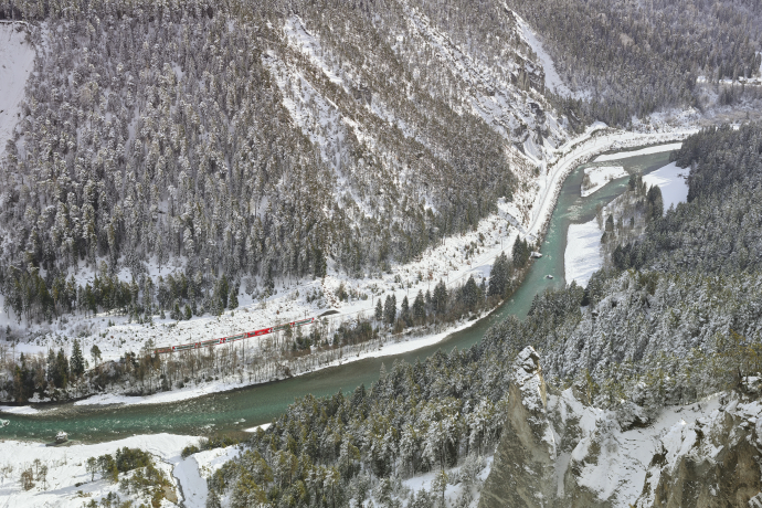 Der Glacier Express in der Rheinschlucht (Foto: © Rhätische Bahn / Stefan Schlumpf) Der Glacier Express in der Rheinschlucht (Foto: © Rhätische Bahn / Stefan Schlumpf)