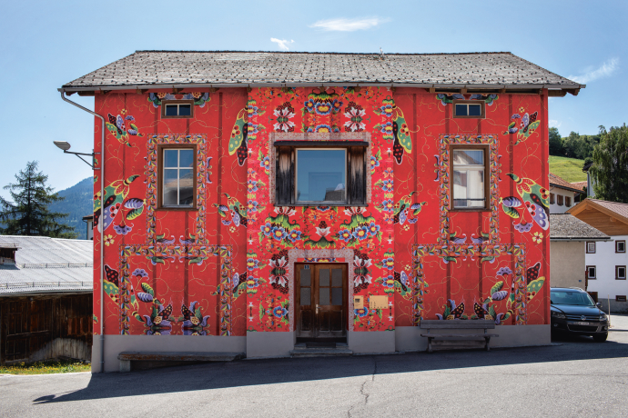 Das frühere Gemeindehaus am Dorfplatz von Riom beherbergt heute das Atelier Pôss (© Nico Schärer)