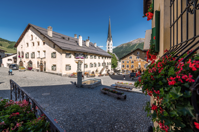 Zuoz (Foto: © Marco Hartmann) Dorfplatz von Zuoz