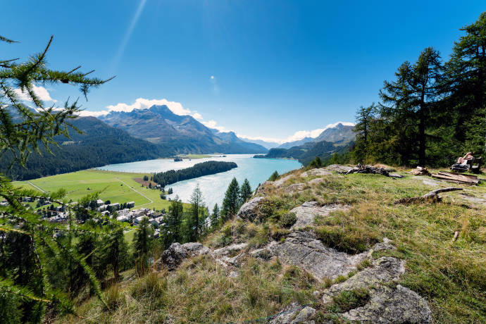 Aussicht von Plaz auf die Oberengadiner Seenlandschaft (Foto: © Marco Hartmann, Graubünden Ferien)