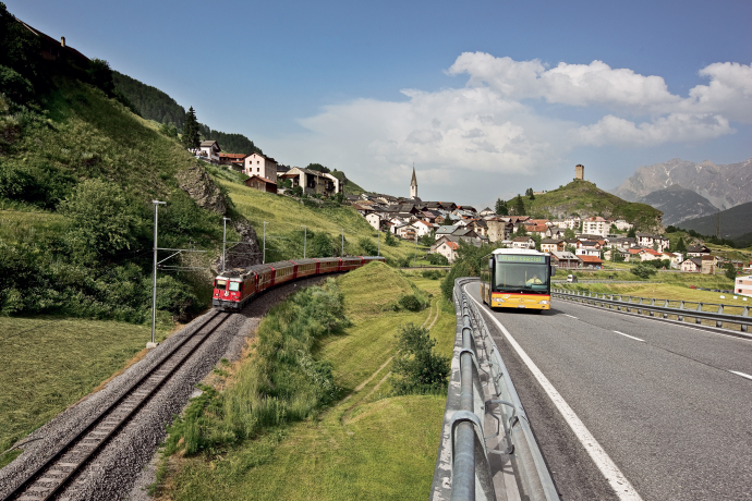 Die Rhätische Bahn und das PostAuto bei Ardez