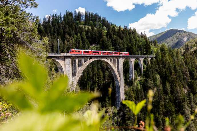 Un train des Chemins de fer rhétiques sur le viaduc de Wiesen (Photo : © Rhätische Bahn / Andrea Badrutt) Un train des Chemins de fer rhétiques sur le viaduc de Wiesen