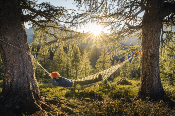 Mann in Hängematte im Calancatal (Copyright: Fabian Künzel) Mann in Hängematte im Calancatal (Copyright: Fabian Künzel)