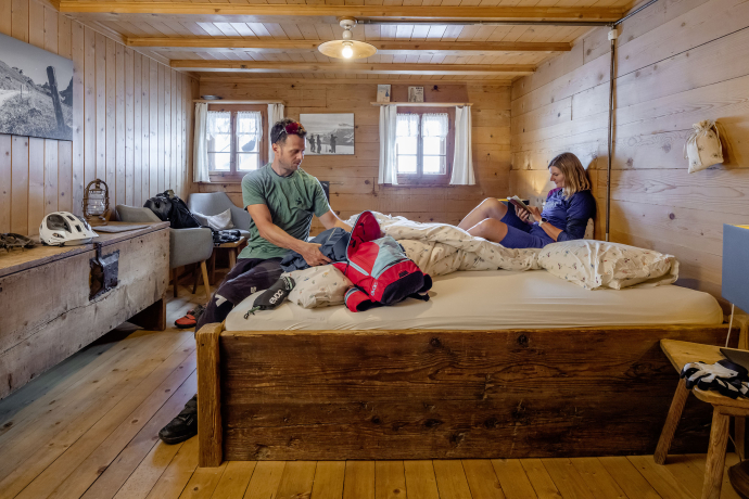 Ein Paar auf einem Zimmer im Berggasthaus Heimeli (Foto: © Alex Buschor) Ein Paar auf einem Zimmer im Berggasthaus Heimeli