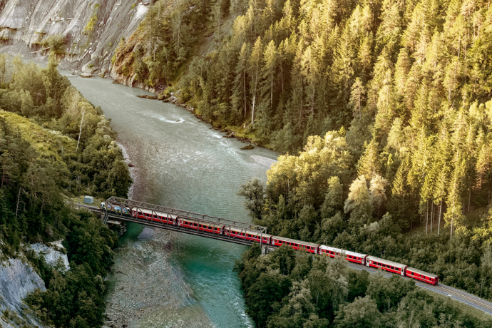 Vogelperspektive auf den Bernina Express und die Rheinschlucht Vogelperspektive auf den Bernina Express und die Rheinschlucht