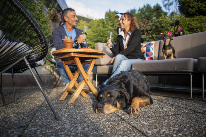 Paar mit Hund im Sunstar Hotel Klosters (Foto: © Sunstar Hotels Management AG) Paar mit Hund im Sunstar Hotel Klosters