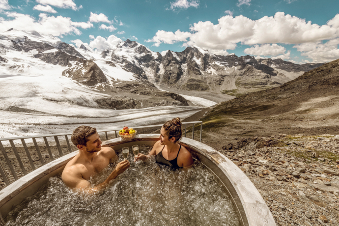 Paar im Jacuzzi auf der Diavolezza