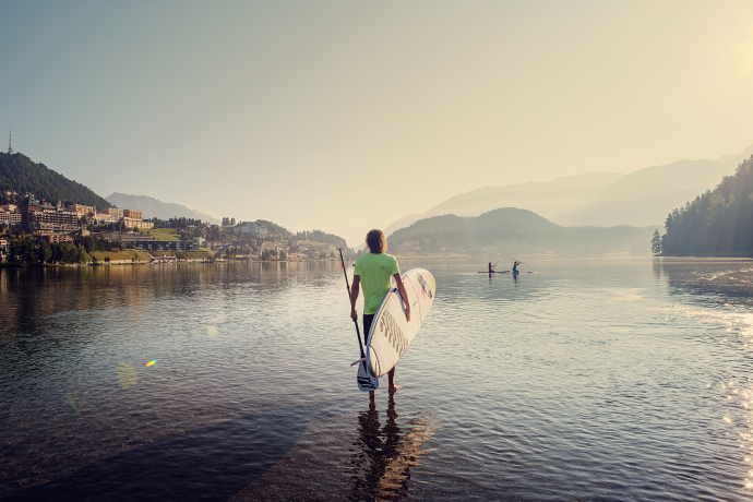 Stand-up paddleboarding in St. Moritz (Photo: © Filip Zuan) Stand-up paddleboarding in St. Moritz