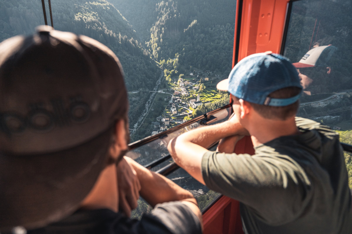 Anreise mit der Seilbahn (Foto: © Fabian Künzel) Anreise mit der Seilbahn in die Val Calanca