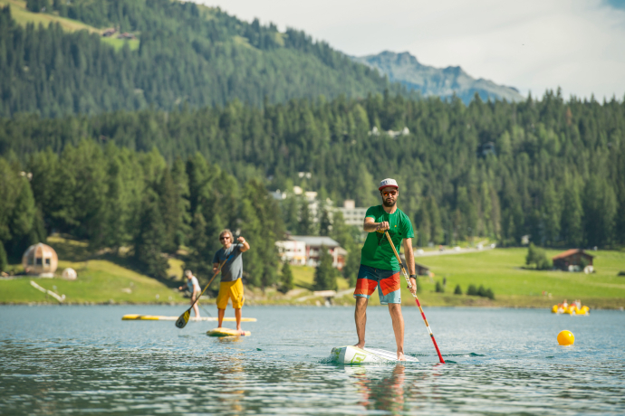 Stand-up paddleboarding on the lake davos (Photo: © Christian Egelmair / Destination Davos Klosters) Stand-up paddleboarding on the lake davos