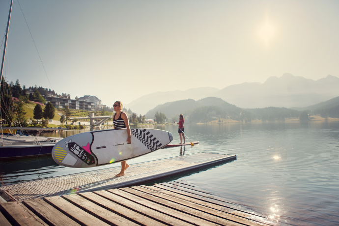 Stand Up Paddling im Engadin (Foto: © Engadin St. Moritz Tourismus / Filip Zuan) Stand Up Paddling im Engadin